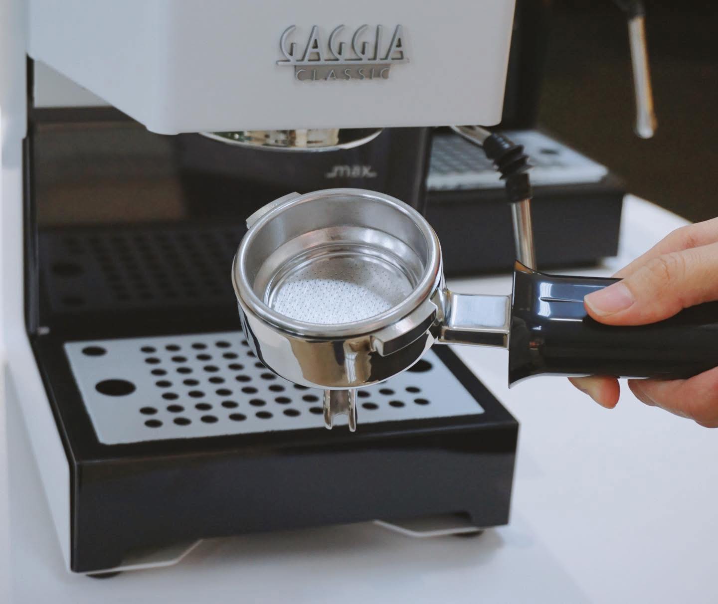 Máy pha cafe Gaggia Classic E24 có tay cầm 58mm