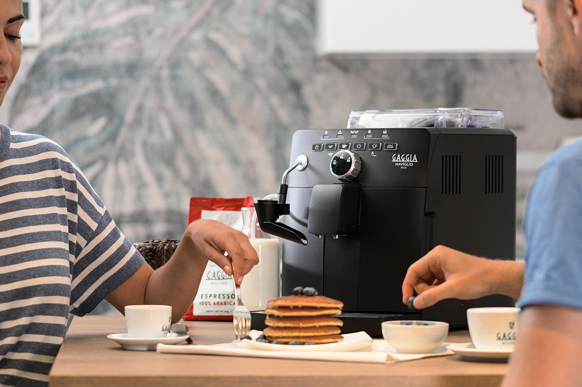 Máy pha cà phê tự động Gaggia Naviglio Milk có thiết kế hiện đại, tối giản